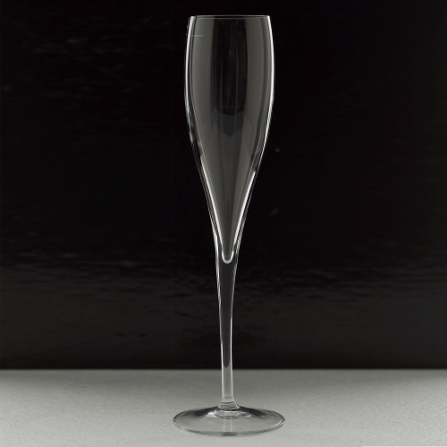 Sektglas Perlage Schaumwein, Serie Vinoteque 175 ml, leer vor dunklem HIntergrund auf weißer Platte