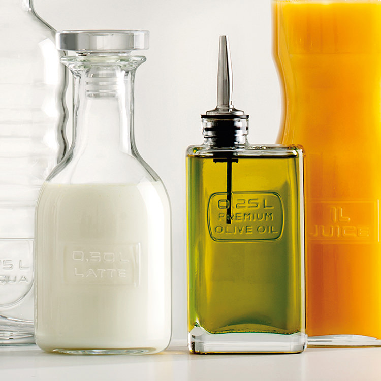 Glasflasche für Olivenöl mit Ausgießer, 250 ml, gefüllt mit Öl, zwischen mit Milch gefüllter Glasflasche und mit Orangensaft gefüllte Glasflasche