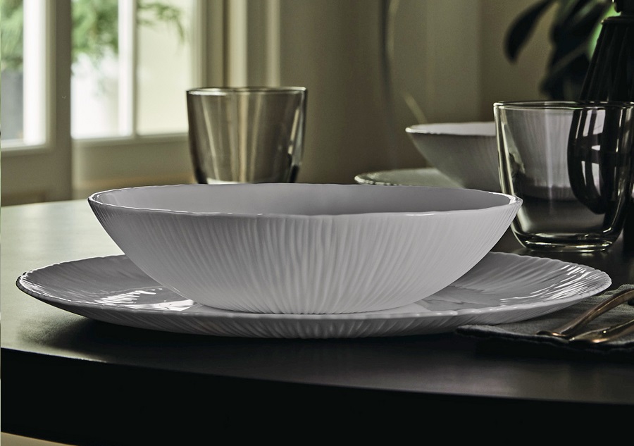 Coconut Schale 153 mm  weißes strukturiertes Opalglas auf weißem  strukturiertem Unterteller auf gedecktem Tisch