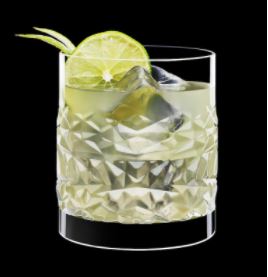 Mixology Whisky Glas Textures DOF 380 ml, mit klarem Cocktail auf Eiswürfeln gefüllt, mit Zitrone dekoriert