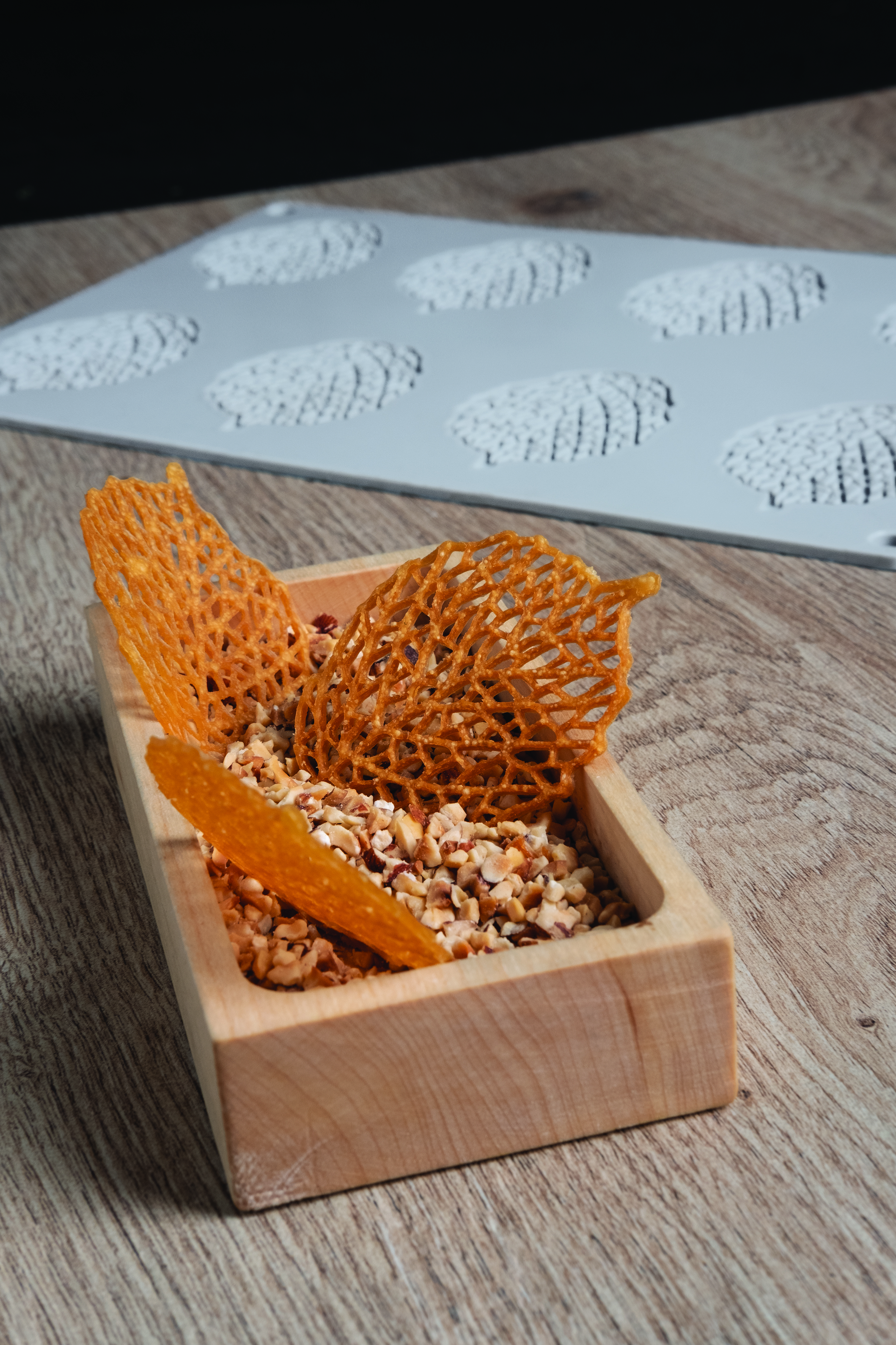 Holzkästchen mit Blätterdeko aus Silikonform Blatt GG029S in orange, auf Holztisch, Silikonform Blatt im Hintergrund