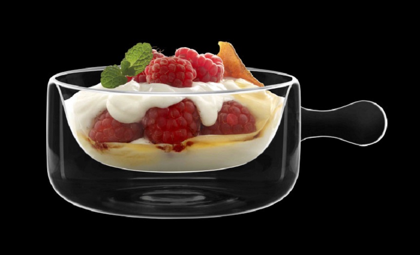 Food & Design Schälchen mit Griff Thermic Glass, 160 ml, mit Himbeer-Dessert gefüllt, dunkler Hintergrund