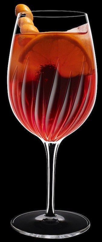 Glas für Spritz, gefüllt mit rotem Alkohol, dekoriert mit Orange, Serie Mixology Spritz 570 ml, schwarzer Hintergrund