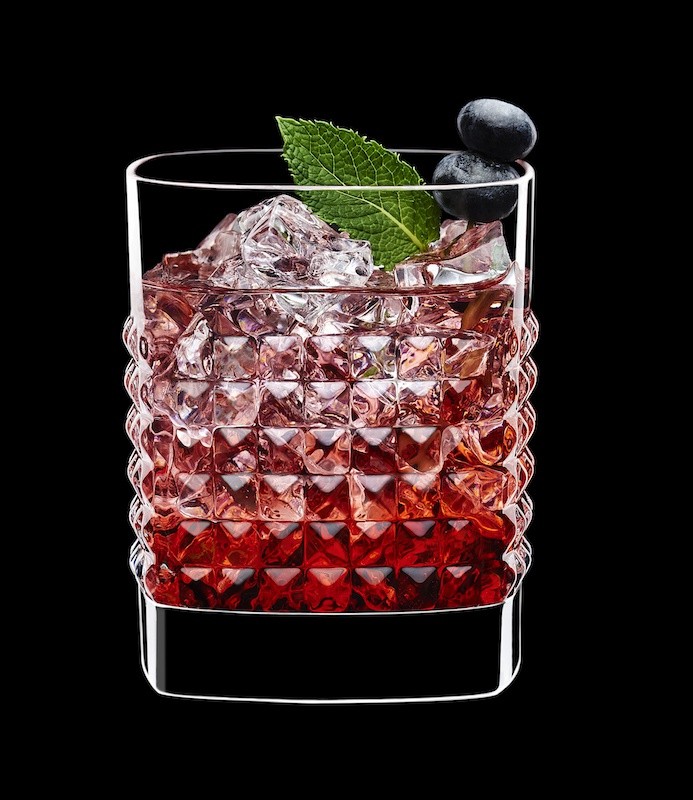 Mixology Elixir DOF Whisky Glas 380 ml mit  rotem Cocktail gefüllt ,  Deko aus Minzblatt und Beeren, dunkler Hintergrund