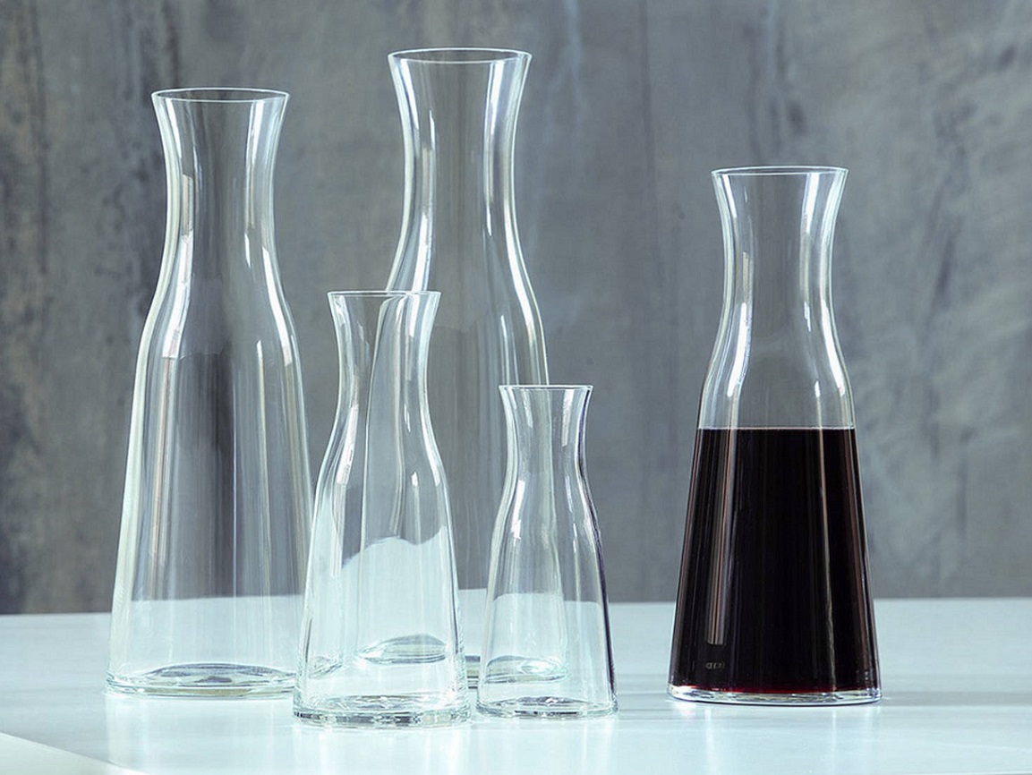 5 Glaskaraffen der Serie Atelier in unterschiedlichen Größen gruppiert, rechte Karaffe mit Rotwein gefüllt