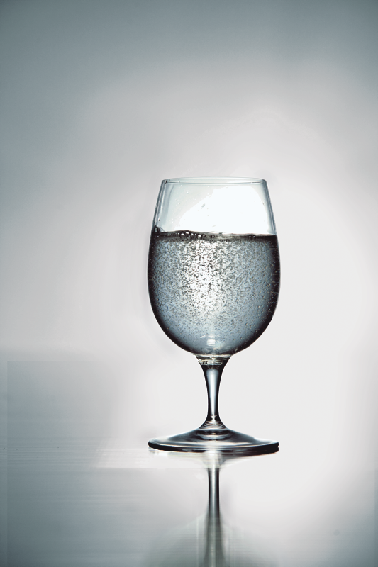 Glas mit Sprudel gefüllt vor lichtgrauem Hintergrund, Serie Palace  Acqua Hydrosommelier, 320 ml