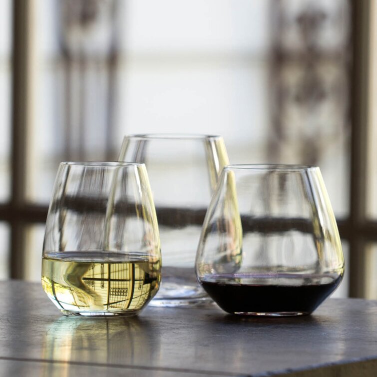 Weinglas Atelier Riesling, tocai, 400 ml, Gläsergruppe, linkes glas mit Weisswein, rechtes Glas mit Rotwein, mittleres Glas leer