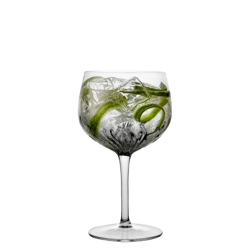 Mixology Spanish Gin & Tonic glas, 800 ml, gefüllt mit Eiswürfeln, Gintonic und geringelter Limettenschale