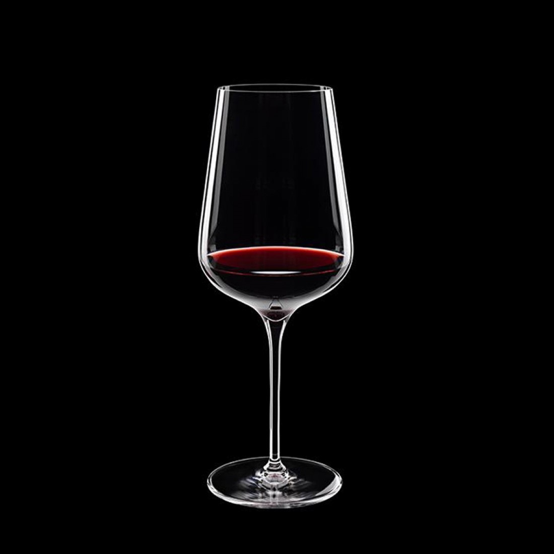 Rotweinglas Intenso, 550 ml, mit Rotwein gefüllt, schwarzer HIntergrund