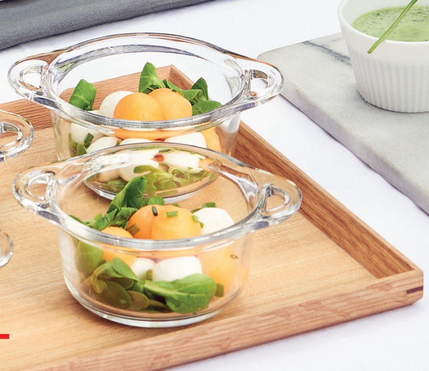 2  Glasschalen mit Salat befüllt auf Holztablett, Serie Pentolino, 500 ml