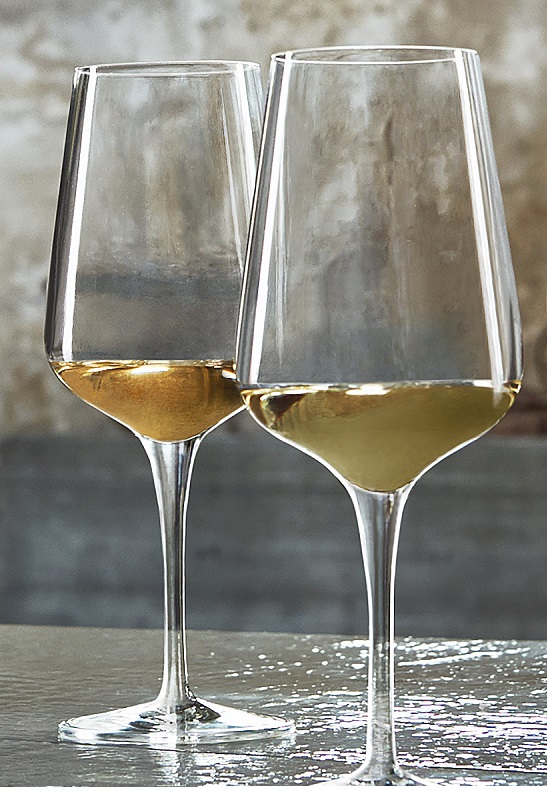 2 Weißweingläser nebeneinander, Serie Intenso  mit Weißwein gefüllt