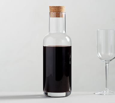 Sublime Karaffe für 1000 ml mit Korkstopfen, mit  Rotwein gefüllt, leeres Weinglas daneben