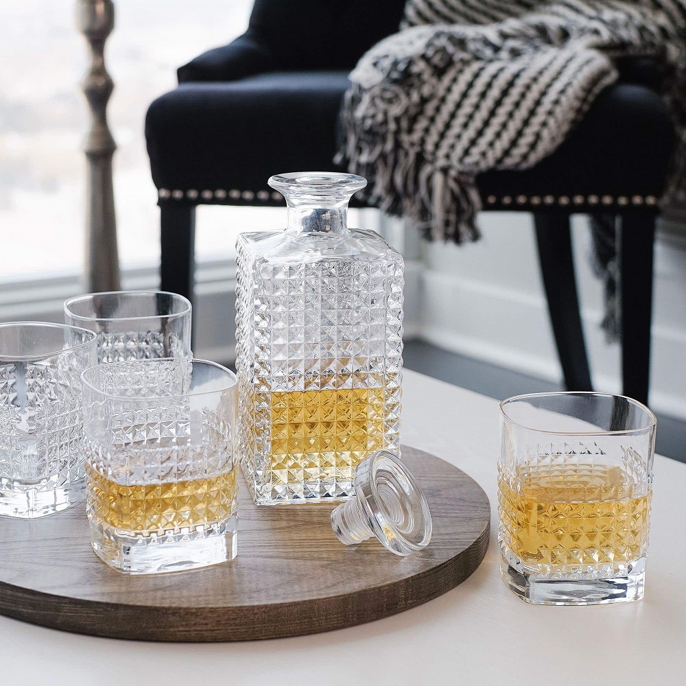 Whisky Barset aus Glas, Serie Mixology Elixir, 5 teilig , Karaffe und  Gläser mit Whisky gefüllt auf Holztablett auf  Tisch
