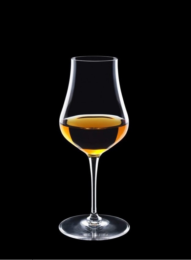 Likörglas Vinoteque Spirits Snifter Spirituosen Glas 170 ml, mit Sherry gefüllt, vor schwarzem Hintergrund