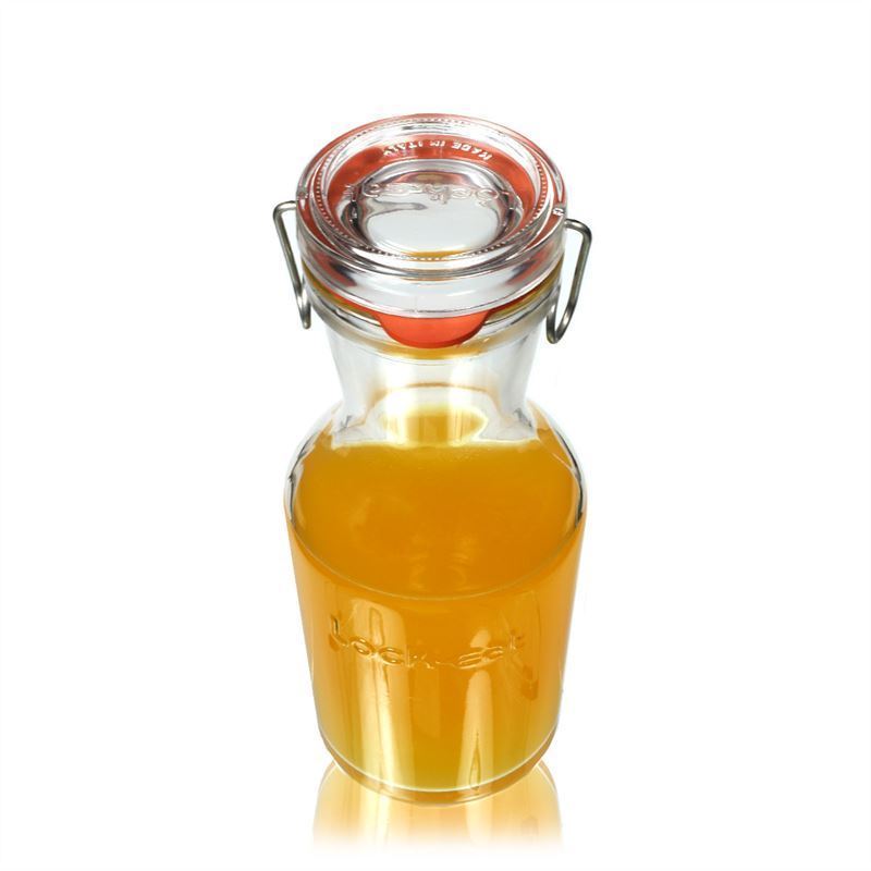 Glaskaraffe 500 ml der Serie Lock-Eat, mit orangefarbener Flüssigkeit gefüllt, mit Deckel auf der Karaffe