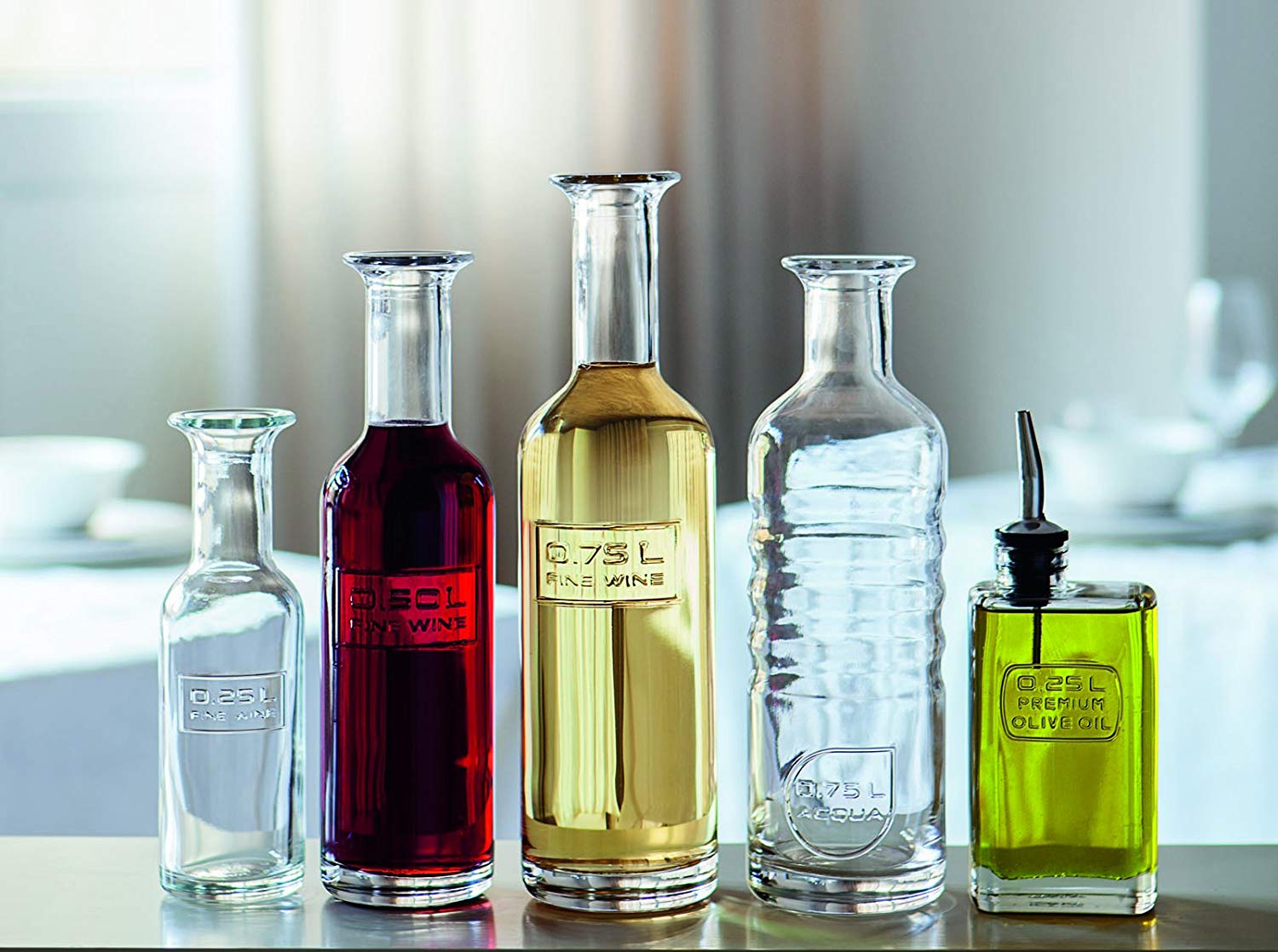 Glasflaschen Serie Optima, unterschiedliche Größen, teils gefüllt mit Rowein, Weißwein, Öl