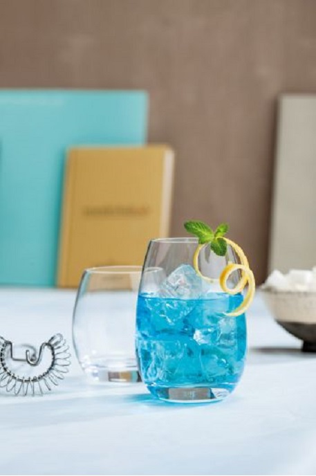 2 Ametistagläser, vorderes Glas mit Cocktail und Eiswürfeln und Zitronendekoration